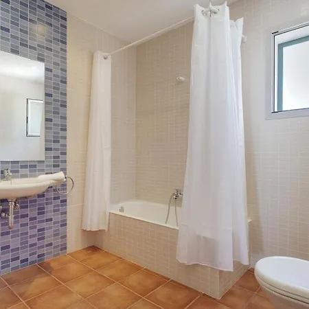 Sleeps 7 Pool Air Con Wifi * Binissafuller
