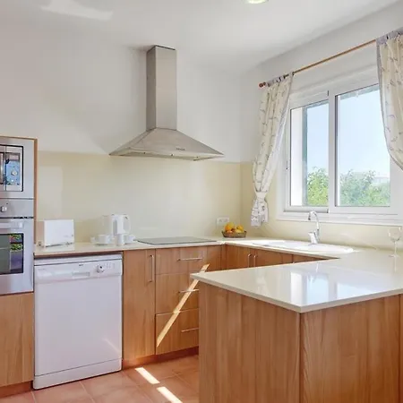 Sleeps 7 Pool Air Con Wifi Binissafuller